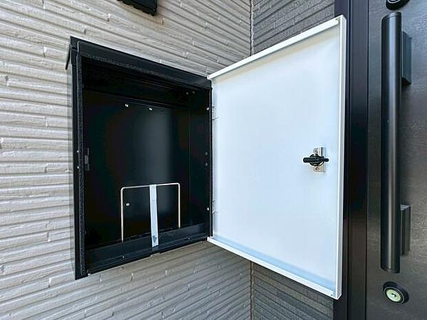 不在時でも荷物を受け取れる宅配ボックス付き。共働き世帯や外出の多いご家庭に便利です。