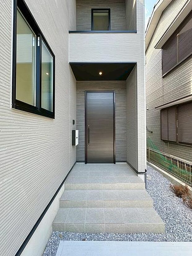 シンプルで上品な玄関が、家族の暮らしをより豊かに彩ります。