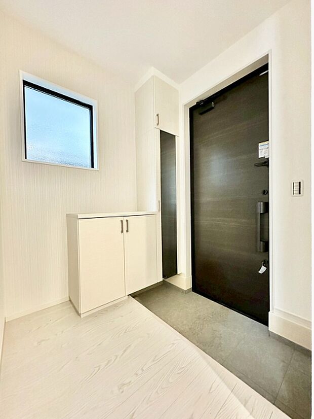 全身鏡付きでお出かけ前の身だしなみチェックもスムーズ。黒と白のコントラストが美しい、スタイリッシュな玄関です。