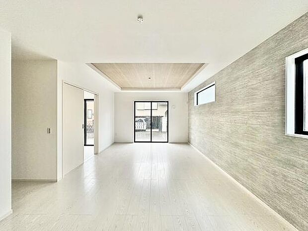 19.2帖のゆとりと南向き窓の明るさが心地よい家族空間。左側にはスタディーカウンターがございます。