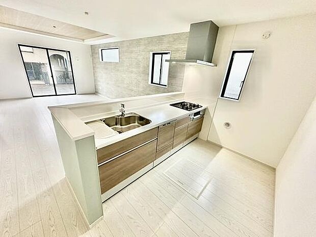 収納力たっぷりの引き出し付きでキッチン周りもすっきり。小窓付きで採光・換気ができる快適なキッチン空間です。