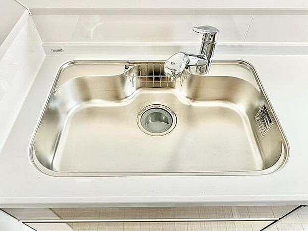シンプルながら使いやすいシンク。料理の準備や洗い物もスムーズにこなせます。