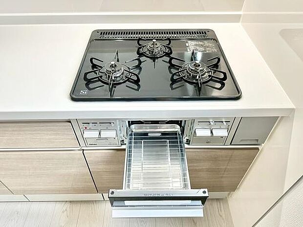 忙しい日も効率よく料理できる、便利な三口コンロ付きキッチン。