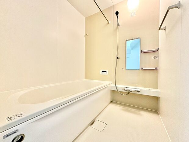 鏡や棚付きで使いやすい造りになっています。家事や入浴がスムーズに。雨の日も安心、浴室乾燥機で洗濯物もスッキリ乾かせます。