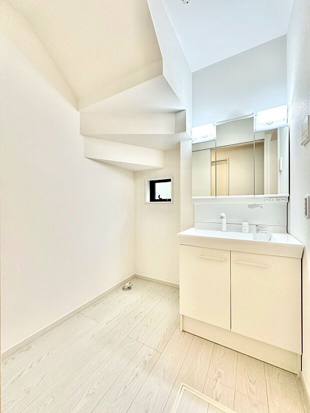 一面鏡で身だしなみチェックもラクラク、収納もたっぷり。