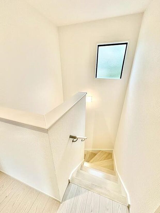 採光と手すりで安心感を。家族に優しい設計の階段です。