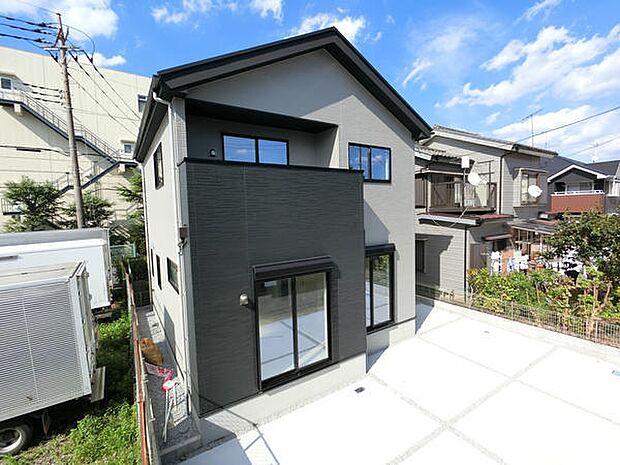 敷地41坪・建物31.81坪の新築戸建て。モノトーンの外壁が上品で、落ち着いた印象を与えます。