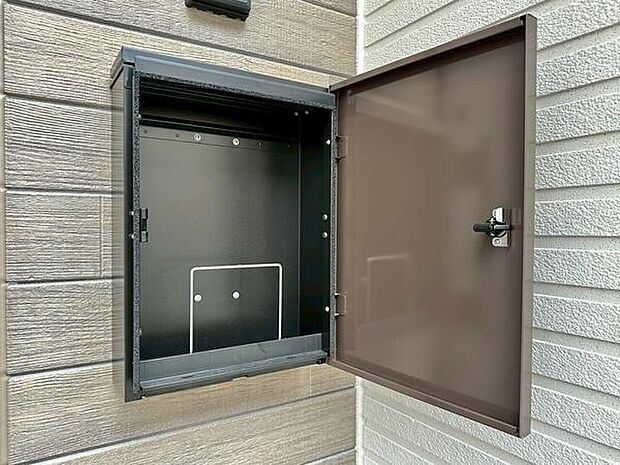 玄関には使い勝手の良いポストを完備。毎日の郵便物の受け取りがスムーズになり、家族の生活動線を邪魔せず快適に。細部まで配慮された新築住宅ならではの工夫です。