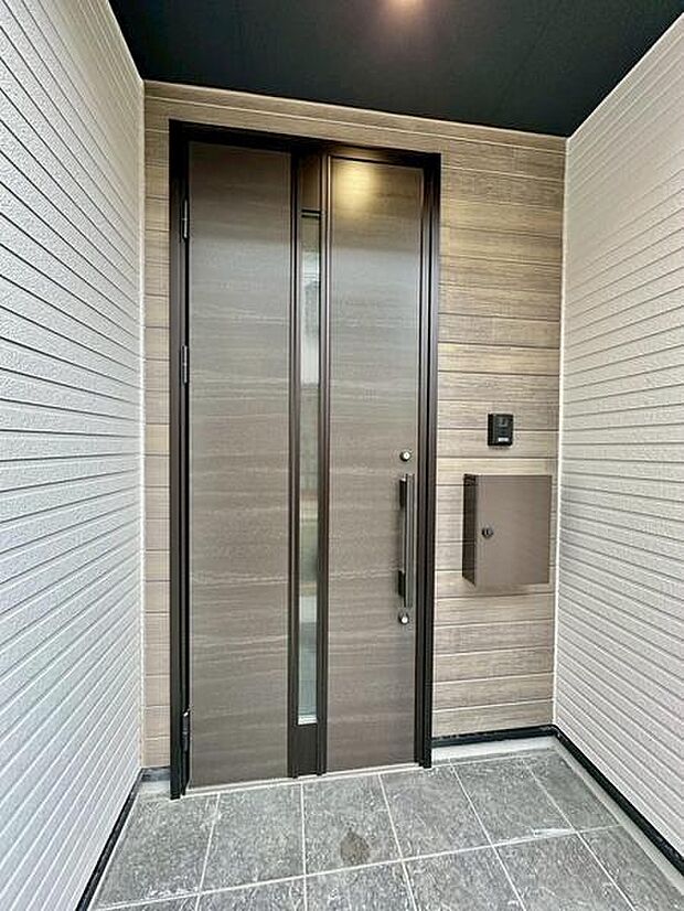 デザイン性と機能性を兼ね備えた玄関ドアを採用。家族の出入りがスムーズで、防犯性も高く、安心して暮らせる新築住宅の顔として、毎日の生活を快適に演出します。