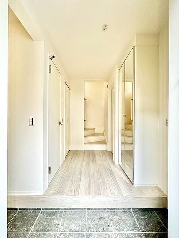 土間収納付きの玄関で、靴やベビーカー、アウトドア用品などをすっきり収納可能。家族の生活動線を邪魔せず、清潔感のある空間を保つことができます。