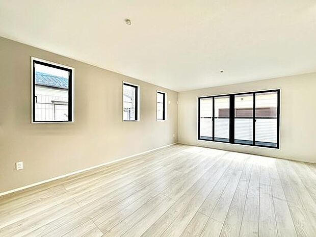 広々とした18.7帖のLDKは、家族みんながゆったり過ごせる開放感あふれる空間。自然光が差し込み、食事やくつろぎの時間を心地よくすごせます。