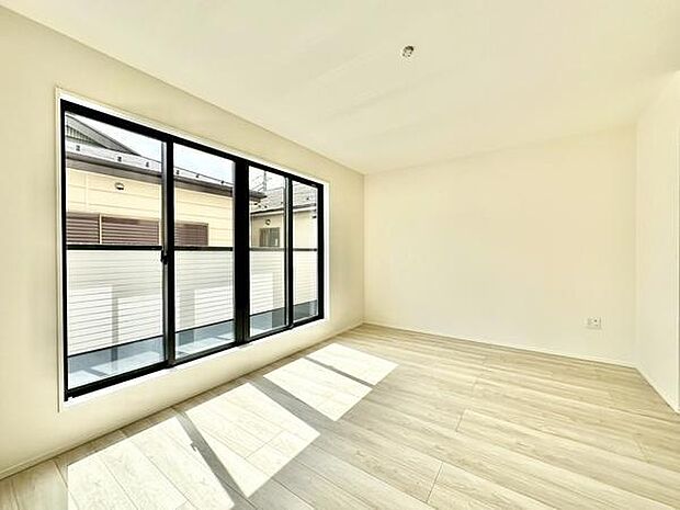 大きな窓からたっぷりと日差しが差し込むリビング。明るく開放的な空間は、家族みんなが自然と集まる心地よい居場所となり、快適で温かみのある暮らしができます。