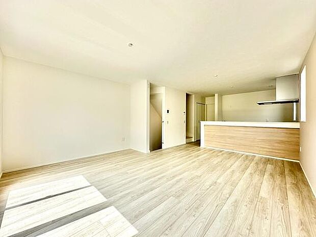 リビングイン階段を採用した開放的な間取りで、家族のコミュニケーションが自然と生まれる空間。毎日の行き来もスムーズです。