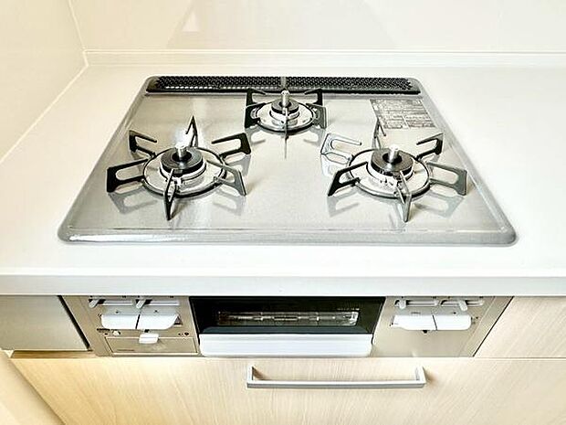 三口ガスコンロを備えたキッチンで、家族分の料理もスムーズに。効率的な調理が可能で、忙しい毎日でも快適に家事をこなせます。