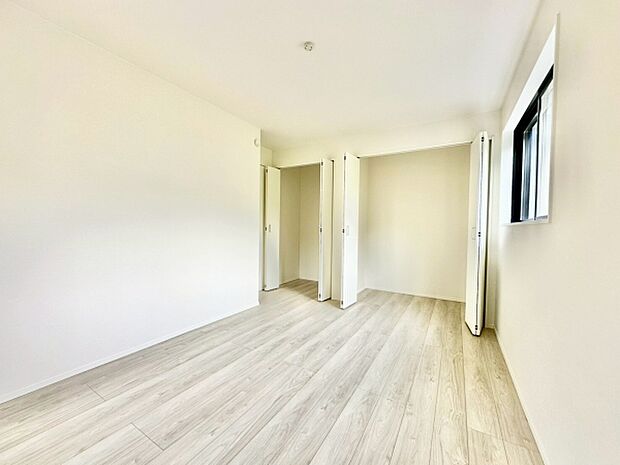 【1階6.2帖洋室】ゆとりのあるダブルクローゼットで、家族の衣類や小物をたっぷり収納可能。整理整頓しやすく、毎日の生活が快適に保てる便利な空間です。