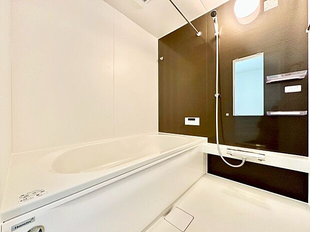 ゆったりとしたバスルームは、家族みんながリラックスできる空間。清潔感あふれるデザインで、毎日の入浴時間が心地よく過ごせます!