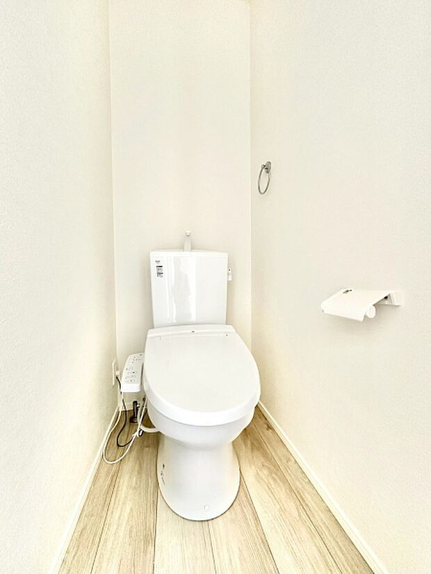 2ヶ所のトイレを完備し、朝の混雑や家族の入れ替わりもスムーズ。使い勝手の良い間取りで、快適な毎日の生活を支える便利な設備です。