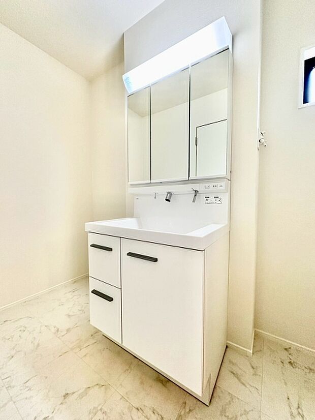 使い勝手の良い洗面室は、家族みんなが朝の身支度をスムーズに行える空間です。清潔感と収納力を兼ね備え、快適で整った暮らしをサポートします。