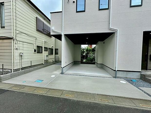 落ち着いた雰囲気の閑静な住宅地に立つ新築住宅。静かで安心感のある環境は、子育て世帯にも最適で、家族みんなが穏やかに暮らせる快適な住まいです。