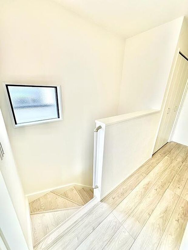 家族の行き来がスムーズな階段は、毎日の動線を快適にサポート。デザイン性にも配慮し、空間に自然な開放感を与える家族に優しい設計です。