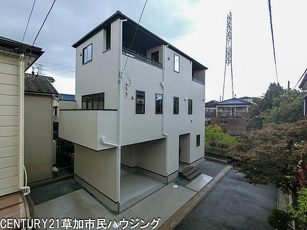 駐車スペース2台分を確保。家族それぞれの車や来客用としても活用でき、週末のお出かけや送り迎えもスムーズに。快適なカーライフが叶います。