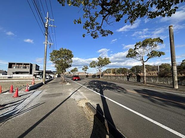 東側前面道路です♪