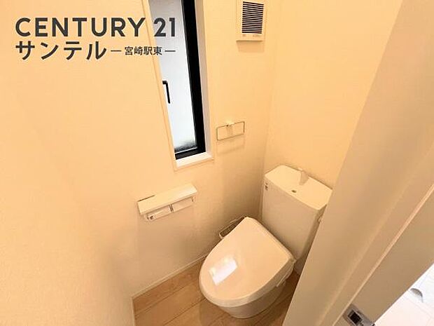 1階のトイレ♪温水洗浄暖房便座付きで快適です。