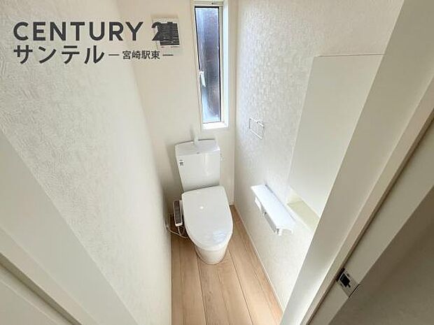 小窓付きのトイレでいつでも換気できます(^^♪