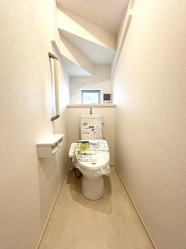 1階のトイレ♪温水洗浄暖房便座付きで快適です。