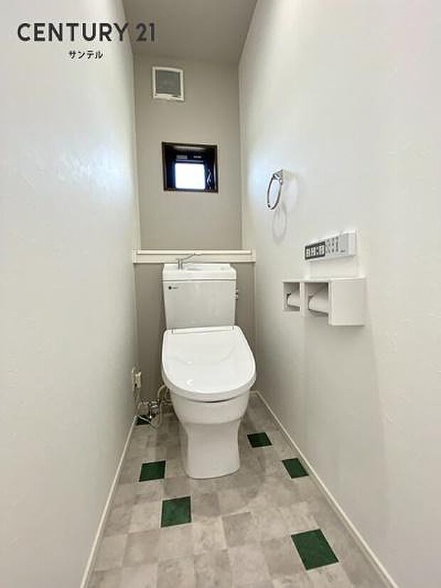 トイレです。小窓もついて明るいです。床の模様もオシャレです。