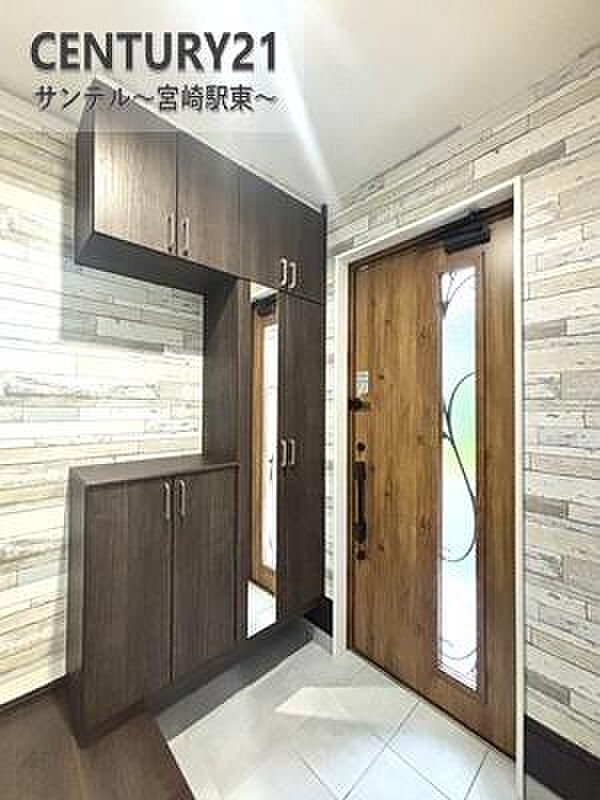 明るい玄関(^^♪容量にも余裕のあるシューズクローゼット完備しております！