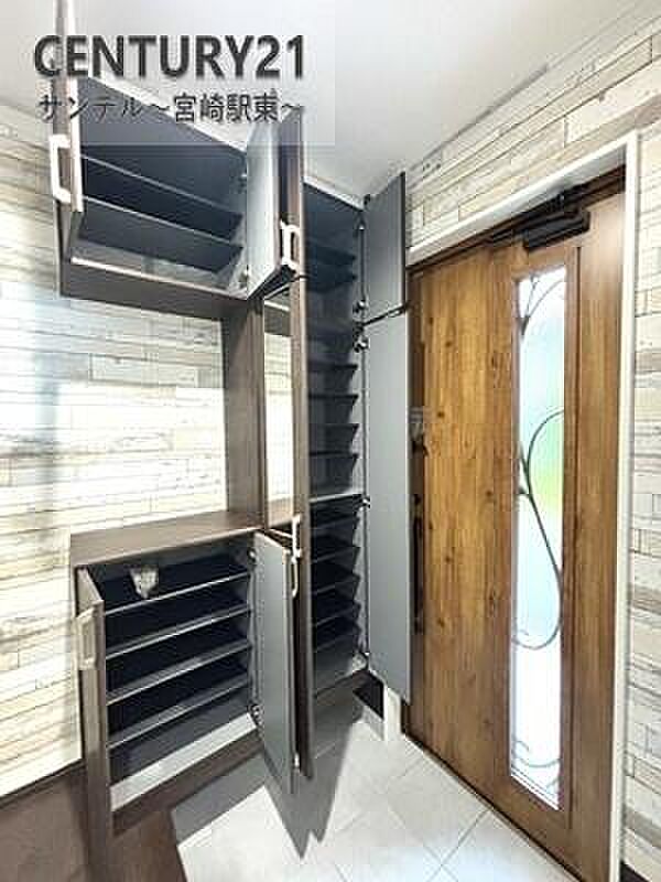 大容量のシューズボックス付きで、玄関まわりがいつもきれいに。ご家族の靴もしっかり収納できます。