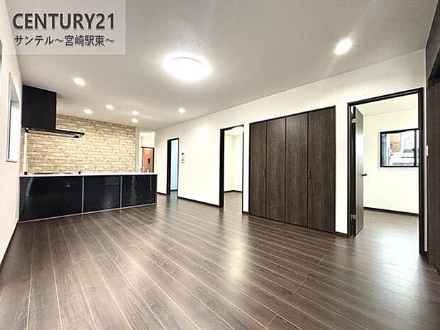 明るく、落ち着きのあるリビング♪ダイニングスペースも含めてゆとりのあるスペースで、ご家族でお食事や団らんしたり、ゆったりとしたご家族の時間を過ごせます♪家具家電もついております！