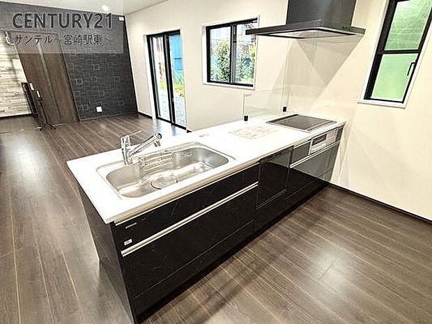 カウンターキッチンからリビングにいるご家族やお子様の様子が見えるので、コミュニケーションがとりながら、ご家族の大切な時間を共有できるキッチンです♪