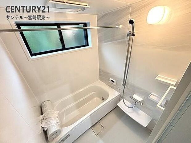 1日の疲れもゆっくり取ることのできる広々とした1坪タイプのシステムバス♪浴室乾燥、涼風、暖房、換気システムが付いておりますので、快適なバスタイムを過ごせます♪