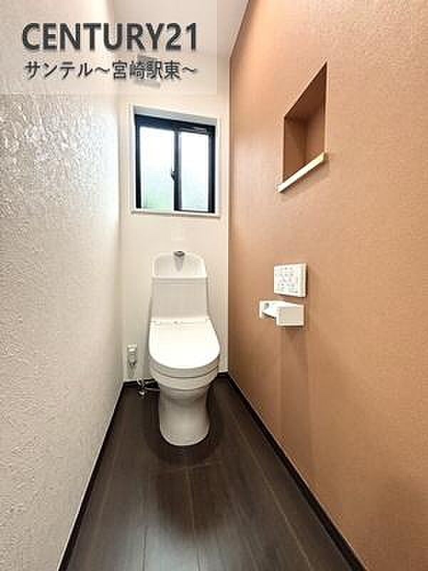 換気できる小窓付きのトイレです！温水洗浄暖房便座でございます(^^♪