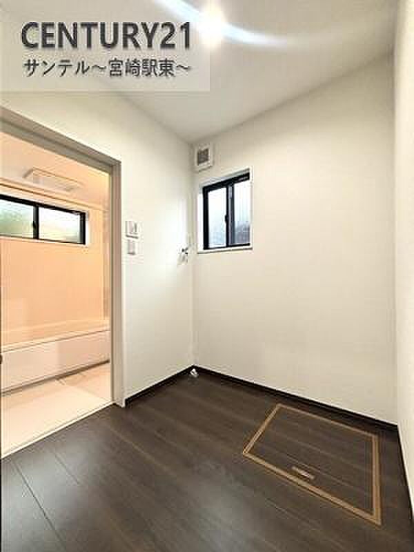 洗面台が脱衣所と分かれているため、来客時も気兼ねなく使えて便利です。プライバシーが守られ、生活しやすい間取りです。