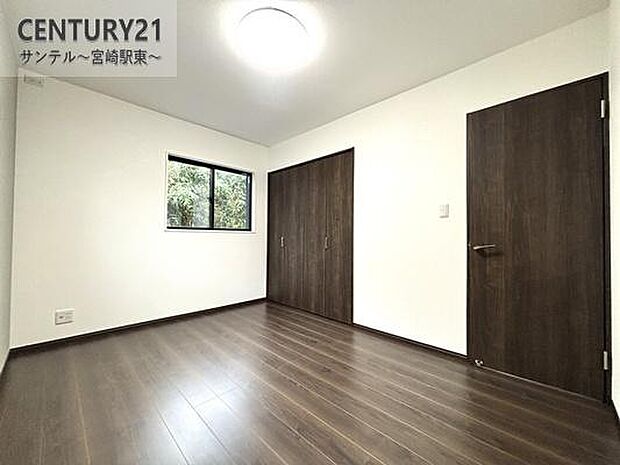 主寝室にいかがでしょうか♪風通し良好です(^^♪大容量の折れ戸タイプのクローゼットも完備しております！