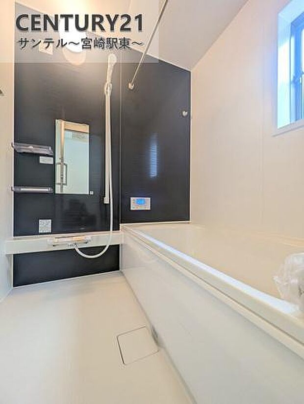 1日の疲れもゆっくり取ることのできる広々としたユニットバス♪浴室乾燥、涼風、暖房、換気システムが付いておりますので、快適なバスタイムを過ごせます♪