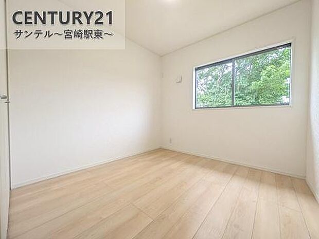 余裕のある洋室です!風通し良好です(^^♪大容量のクローゼット収納も完備しております!