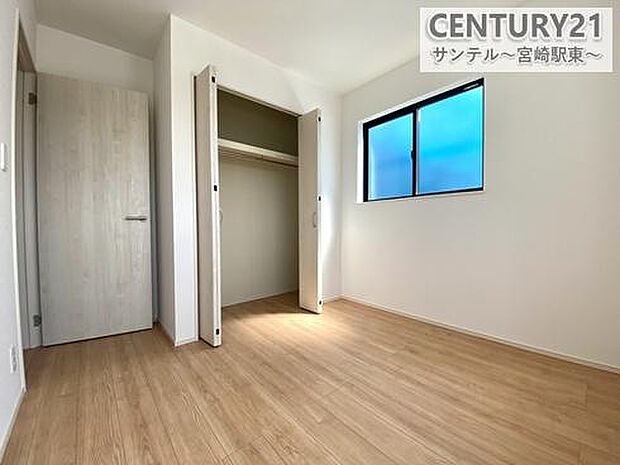 洋室には便利な大容量のウォークインクローゼットを設置。普段使いの衣類から季節物まで、しっかり収納できます。