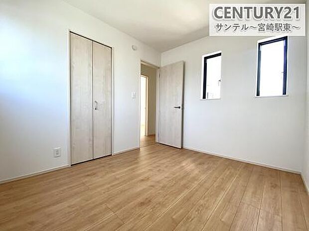 5.25帖の洋室主寝室にいかがでしょうか♪バルコニーに面している為、日当たり風通し良好です(^^♪クローゼットも完備しております!