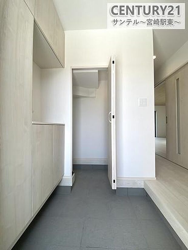 明るい玄関(^^♪容量にも余裕のあるシューズインクローゼットがあるので、アウトドア用品やお子さんのあもちゃ部活道具もすっきり収納できますね♪