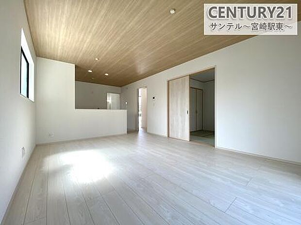 明るく、落ち着きのあるリビング♪ダイニングスペースも含めてゆとりのあるスペースで、ご家族でお食事や団らんしたり、ゆったりとしたご家族の時間を過ごせます♪