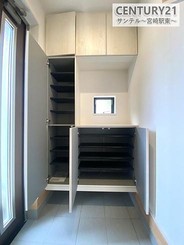 大容量のシューズボックス付きで、靴の収納もラクラク。玄関まわりをいつでもスッキリ保てます。