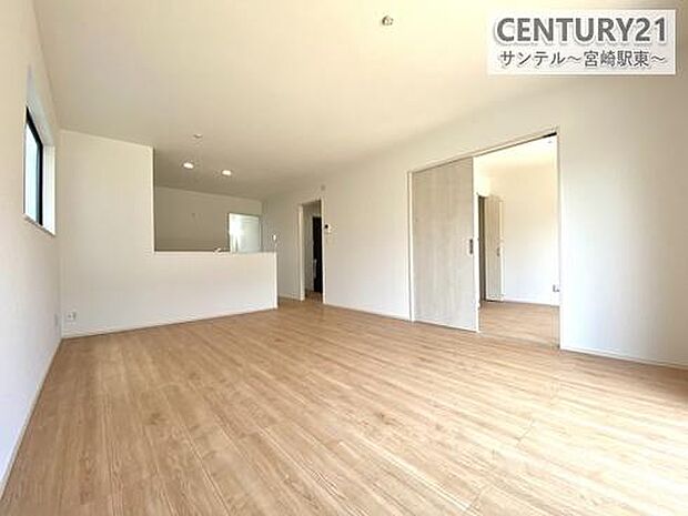 明るく、落ち着きのあるリビング♪ダイニングスペースも含めて約16帖のゆとりのあるスペースで、ご家族でお食事や団らんしたり、ゆったりとしたご家族の時間を過ごせます♪