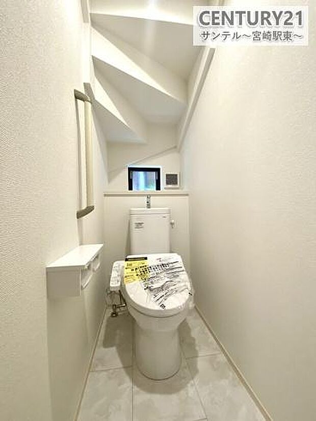 換気できる小窓付きのトイレです!温水洗浄暖房便座でございます(^^♪個性的で、お家のアクセントになりますね♪