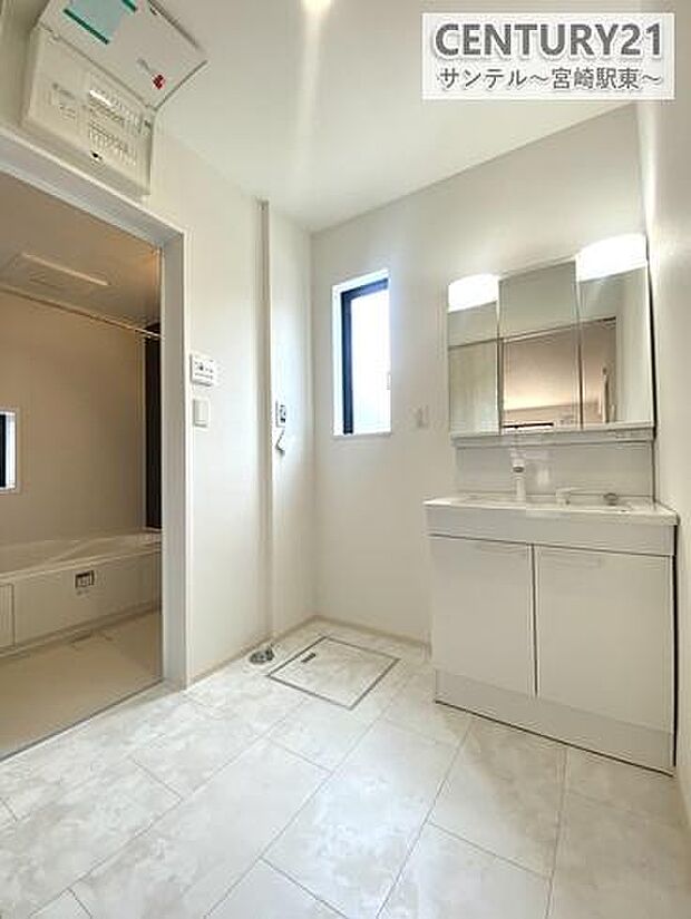 洗面化粧台には大きな鏡がついており、朝の忙しい時間帯でも快適にお使いいただけます。広々としたスペースのため、ご家族で並んで朝の身支度の際も、スムーズにご使用いただけます♪