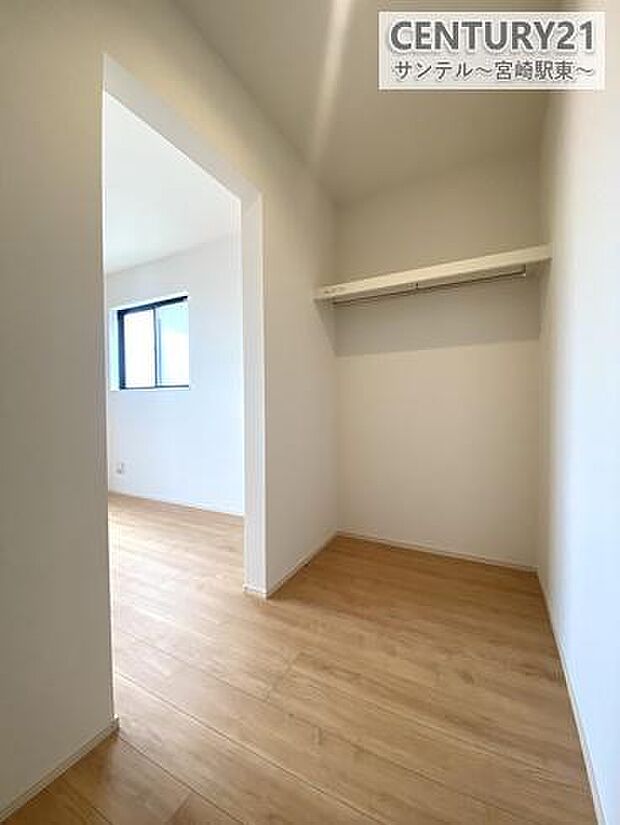 棚や衣装ケースを自由に配置できる設計で、洋服以外の収納にも便利。生活スタイルに合わせて使えます。