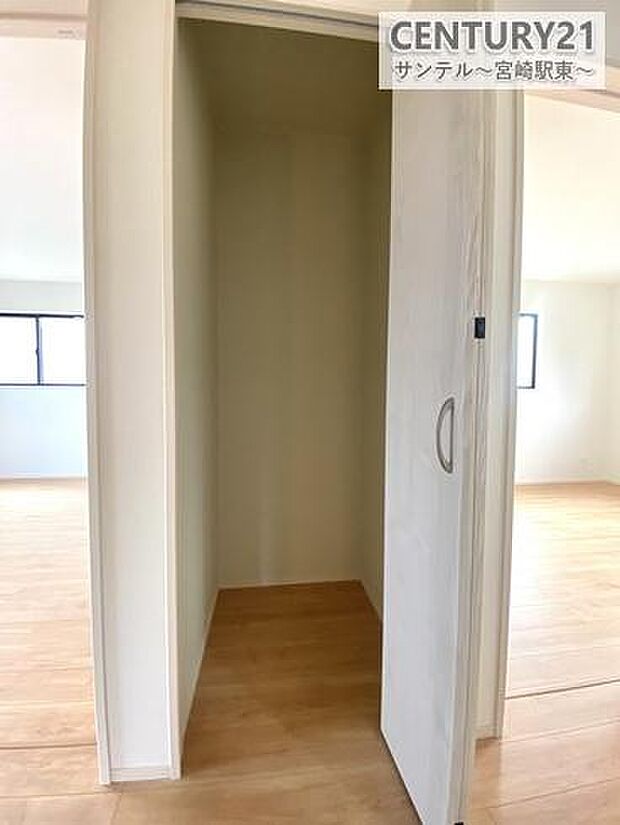 2階の廊下にある押入です。布団や季節ものの収納に役立ちます!